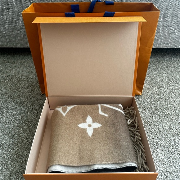 Louis Vuitton Reykjavik Gradient Scarf - Picture 4 of 8